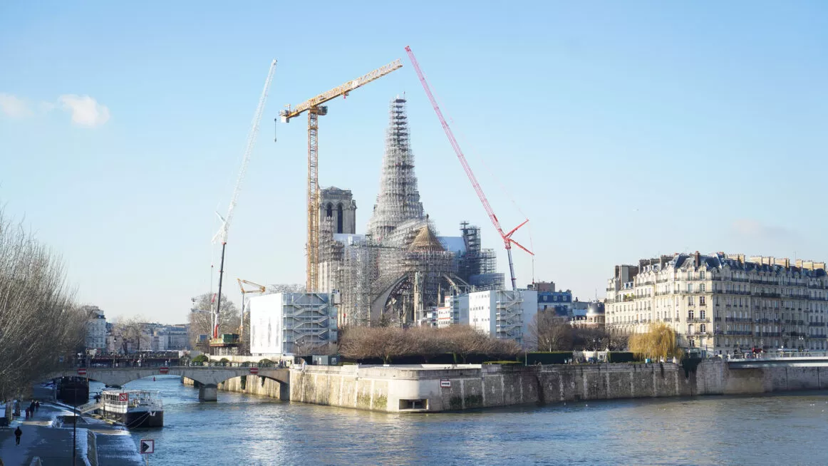 notre-dame de paris opc rénovation flèche cathédrale Lean setec opency grues pierres vidéo