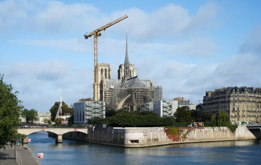Cathédrale Notre-Dame de Paris avec le chantier en cours