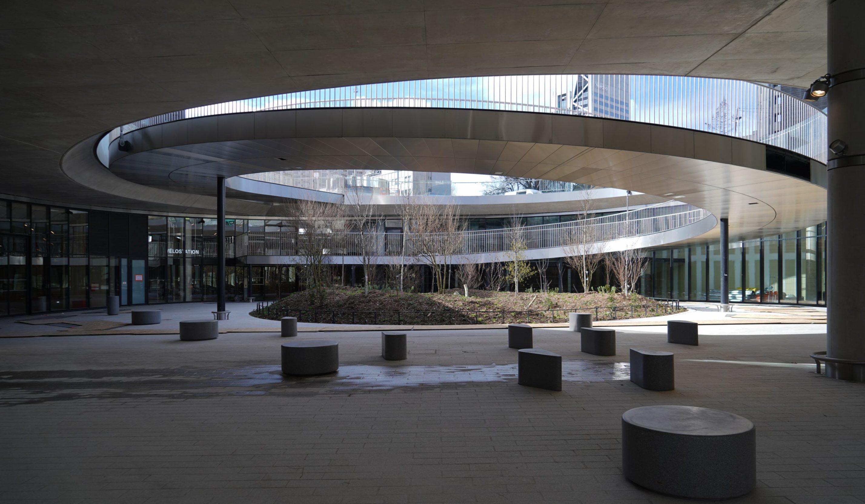 Accès vélos depuis la place basse en février 2025