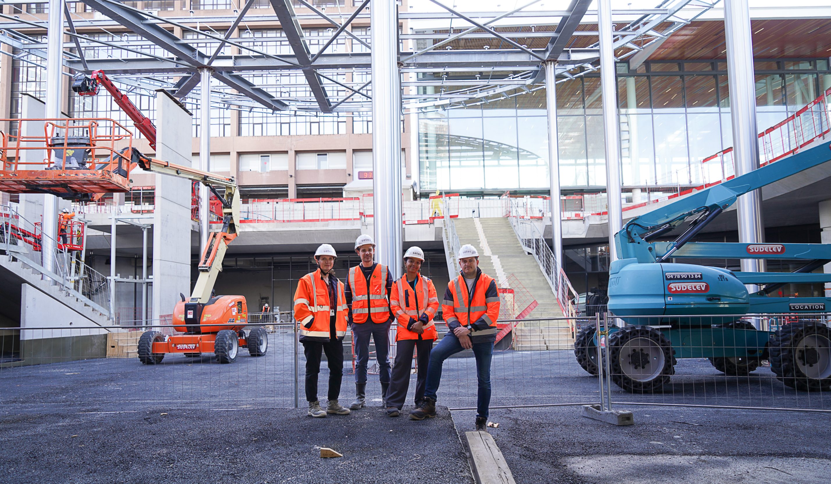 Une partie de l'équipe setec opency sur le chantier de la place basse en avril 2024