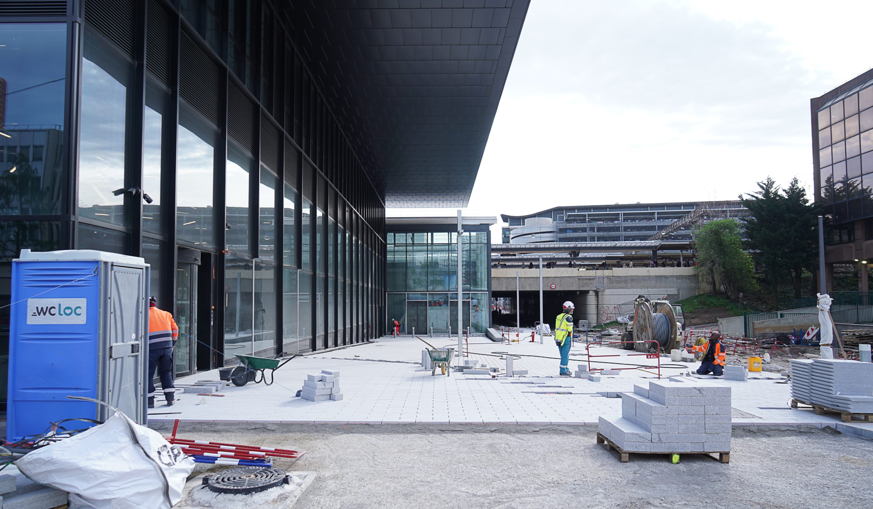 Chantier en bas de la tour To Lyon face à l'avenue Georges Pompidou en avril 2024