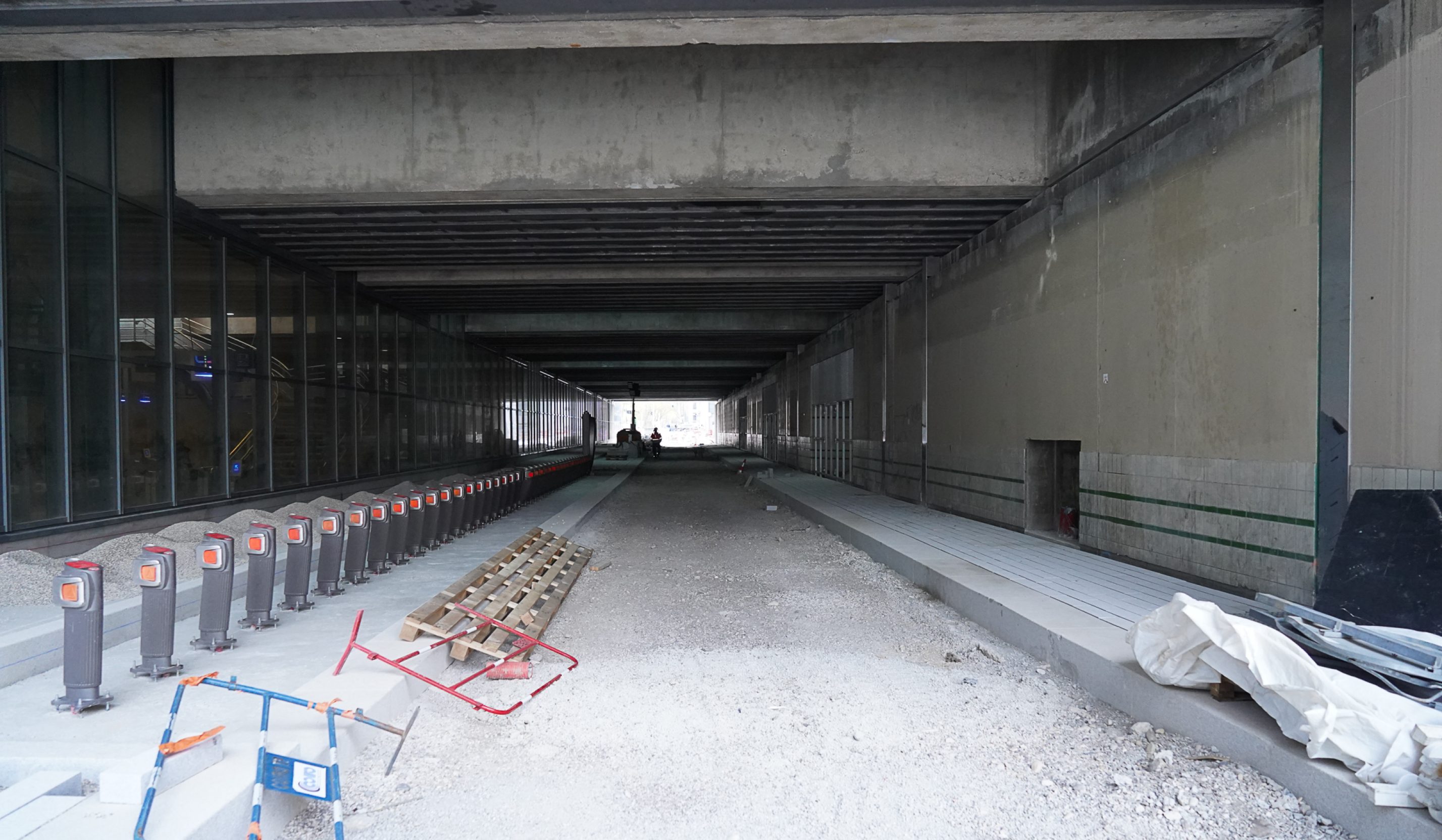 Avenue Georges Pompidou, sous les voies de chemins de fer en avril 2024