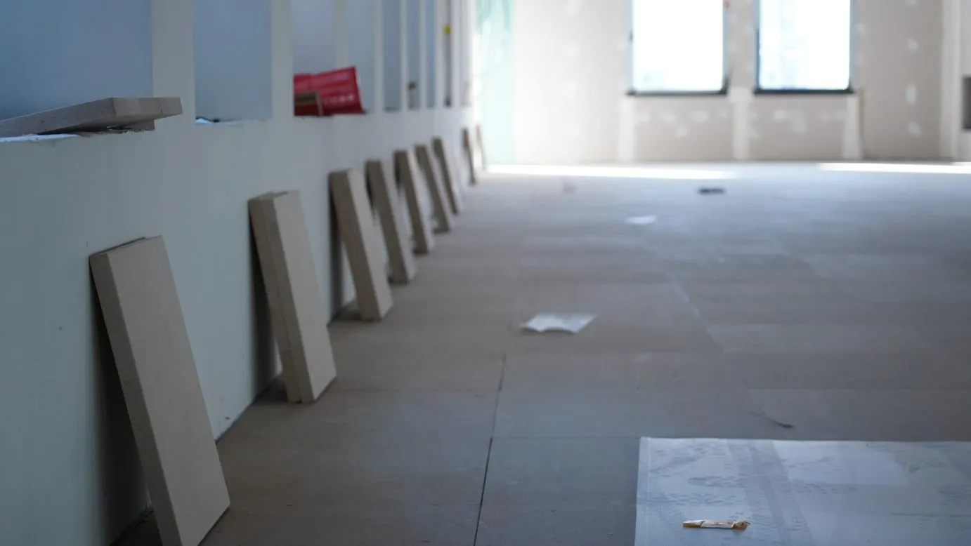 Réemploi des pierres de Bourgogne de façade de l'existant en tablettes de fenêtres