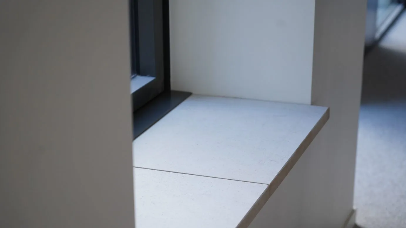 Réemploi des pierres de Bourgogne de façade de l'existant en tablettes de fenêtres