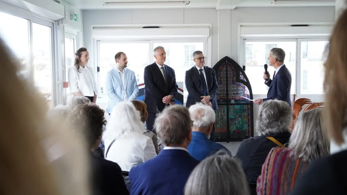 Philippe Jost lors de son discours avec l'équipe setec à Notre-Dame de Paris